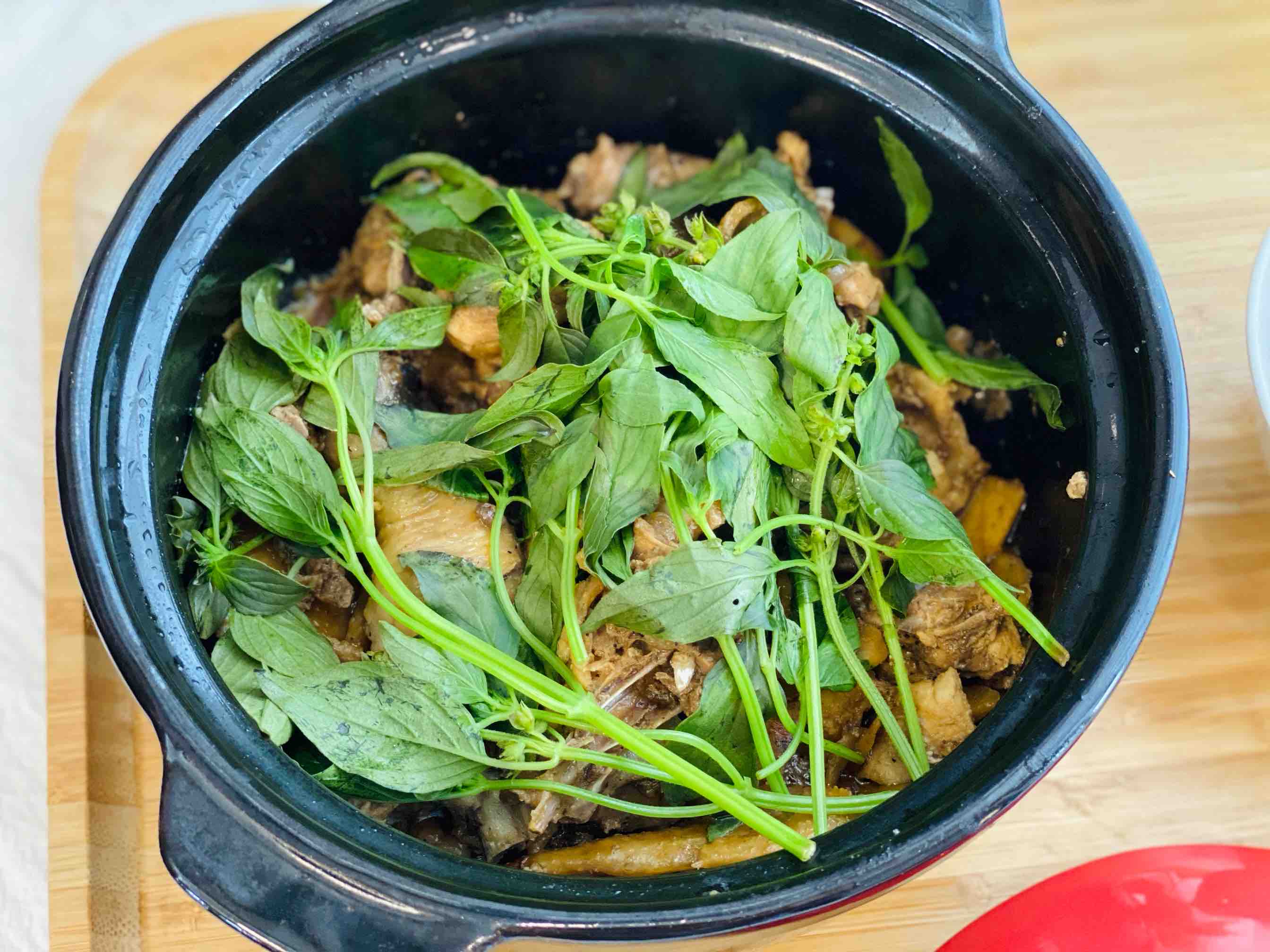 沙姜雞肉煲的做法-醬香味燒菜譜-易網健康養生網 沙姜雞肉煲的做法-醬香味燒菜譜