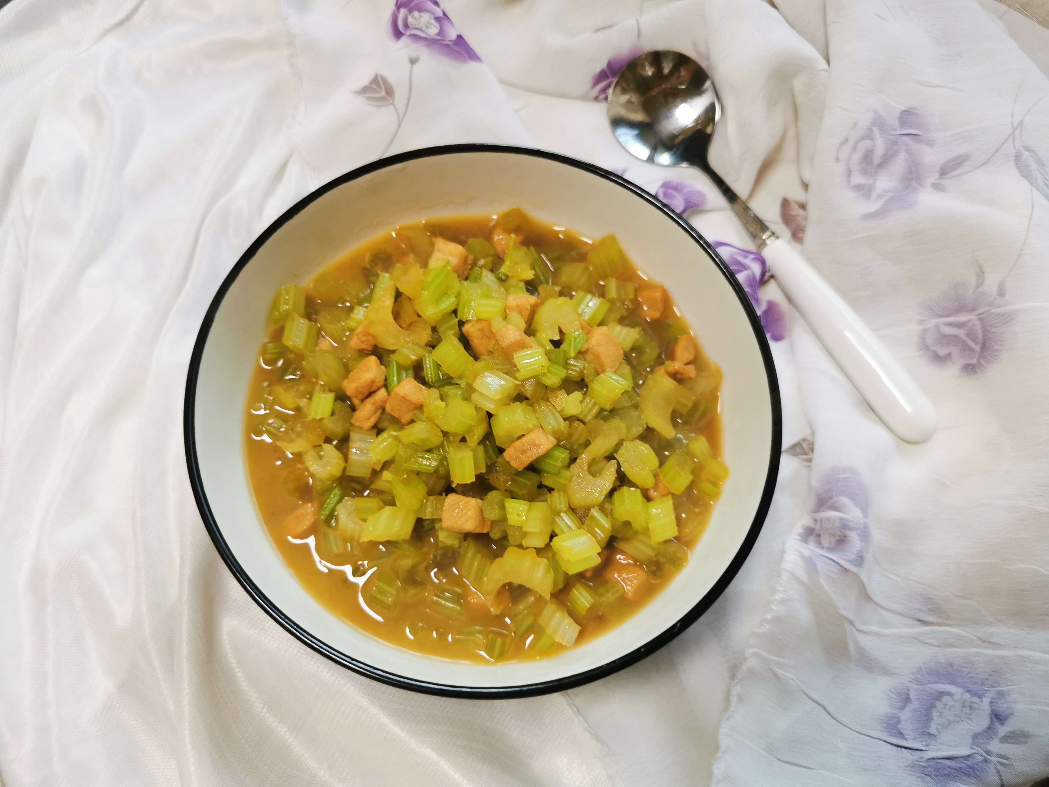 肉末芹菜丁的做法-家常味炒菜譜-易網健康養生網 肉末芹菜丁的做法-家常味炒菜譜