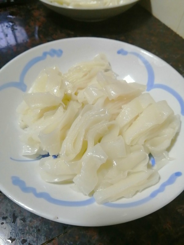 簡(jiǎn)簡(jiǎn)單單也不失美味~~簡(jiǎn)易版涼皮的做法-家常味蒸菜譜