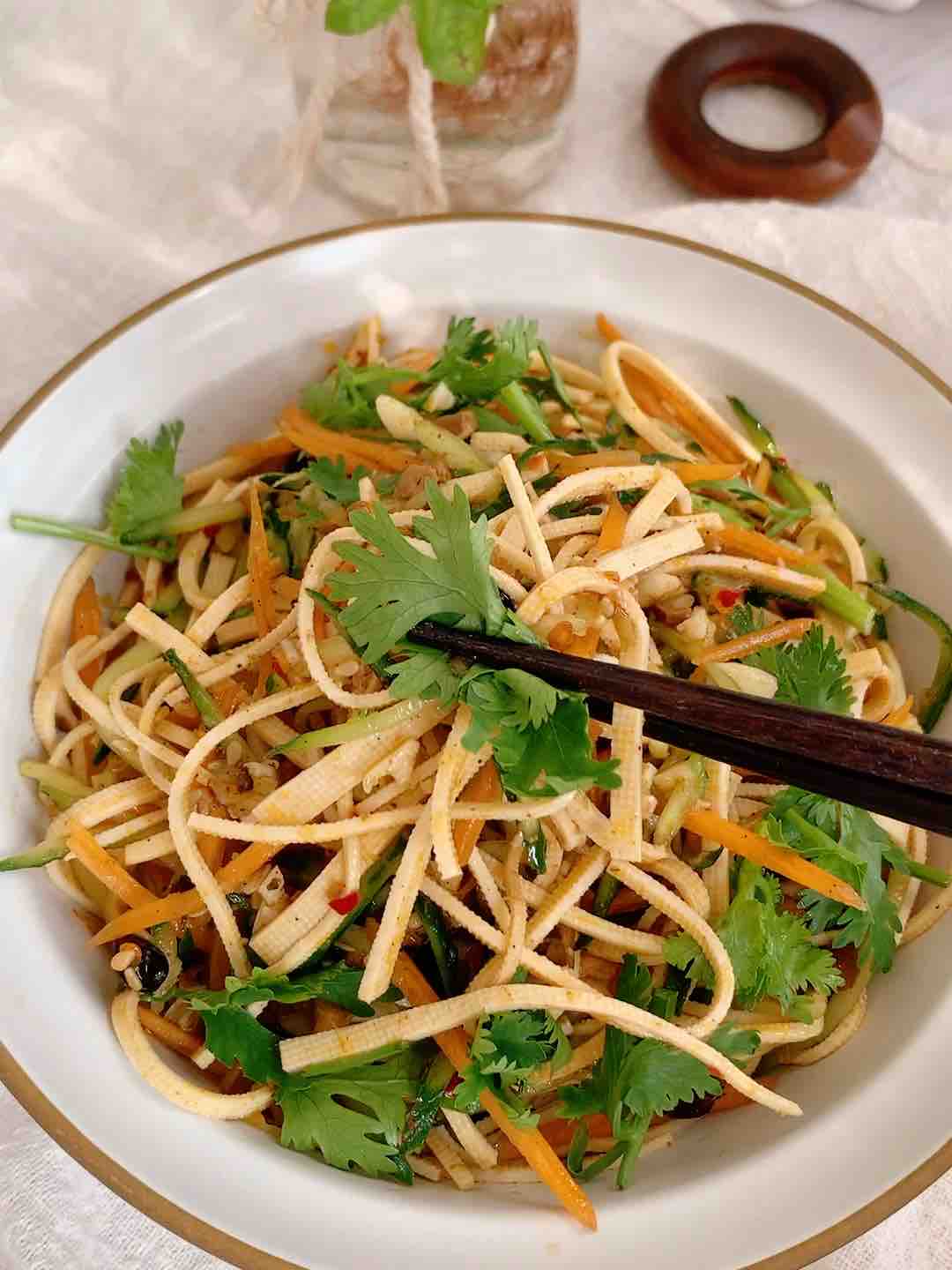 涼拌豆腐絲的做法-香辣味拌菜譜-易網(wǎng)健康養(yǎng)生網(wǎng) 涼拌豆腐絲的做法-香辣味拌菜譜