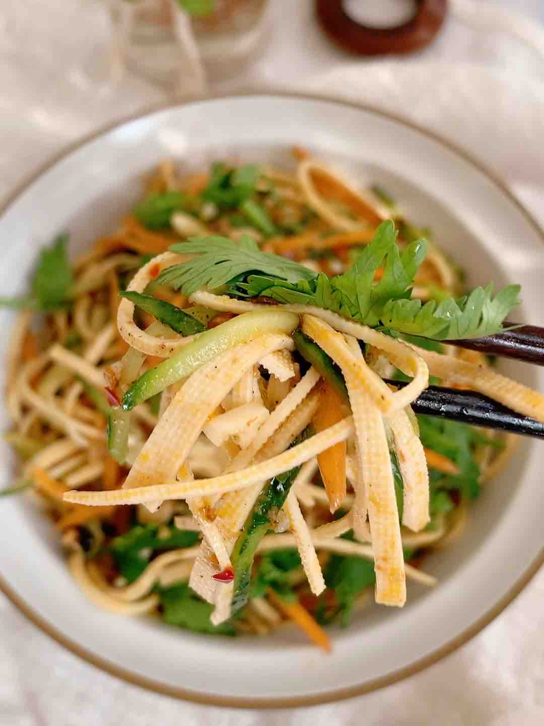 涼拌豆腐絲的做法-香辣味拌菜譜-易網(wǎng)健康養(yǎng)生網(wǎng) 涼拌豆腐絲的做法-香辣味拌菜譜