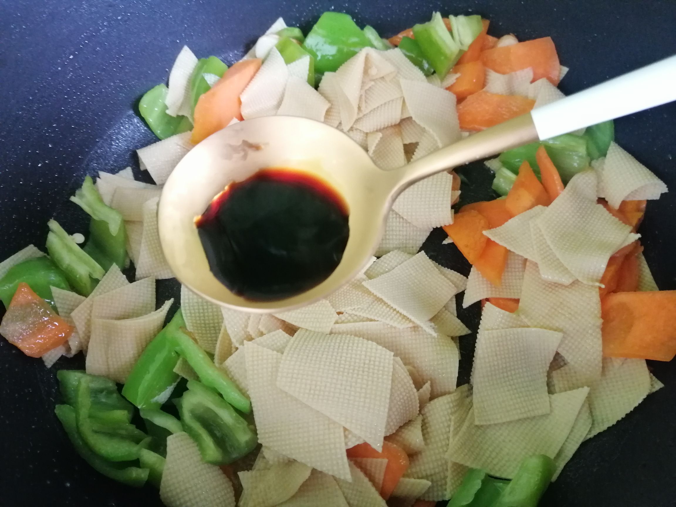 胡蘿卜尖椒炒豆腐皮的做法-家常味炒菜譜