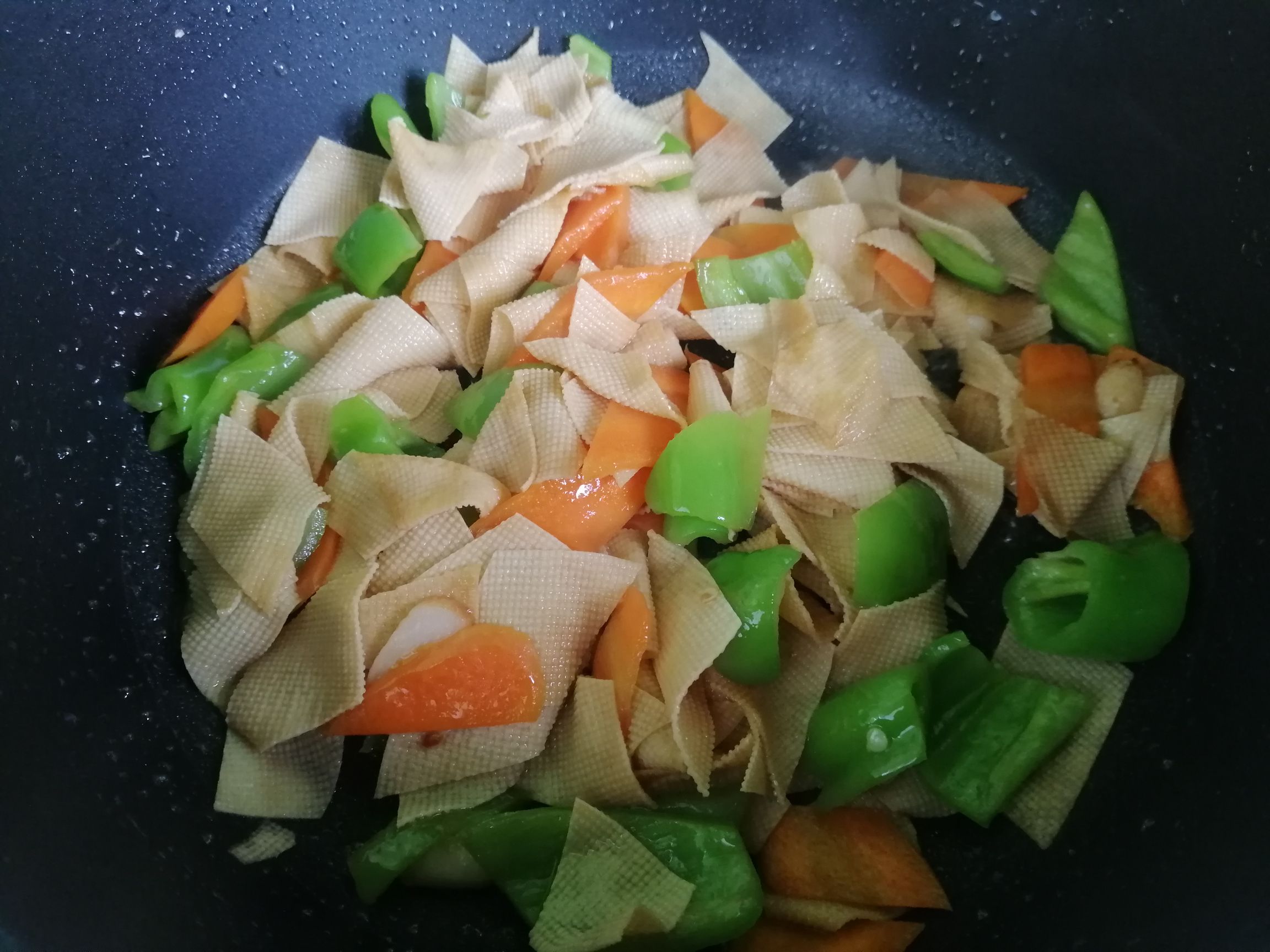 胡蘿卜尖椒炒豆腐皮的做法-家常味炒菜譜