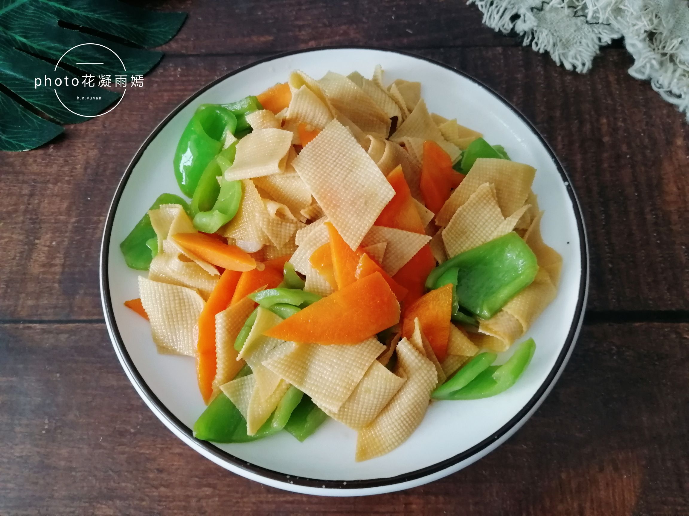 胡蘿卜尖椒炒豆腐皮的做法-家常味炒菜譜