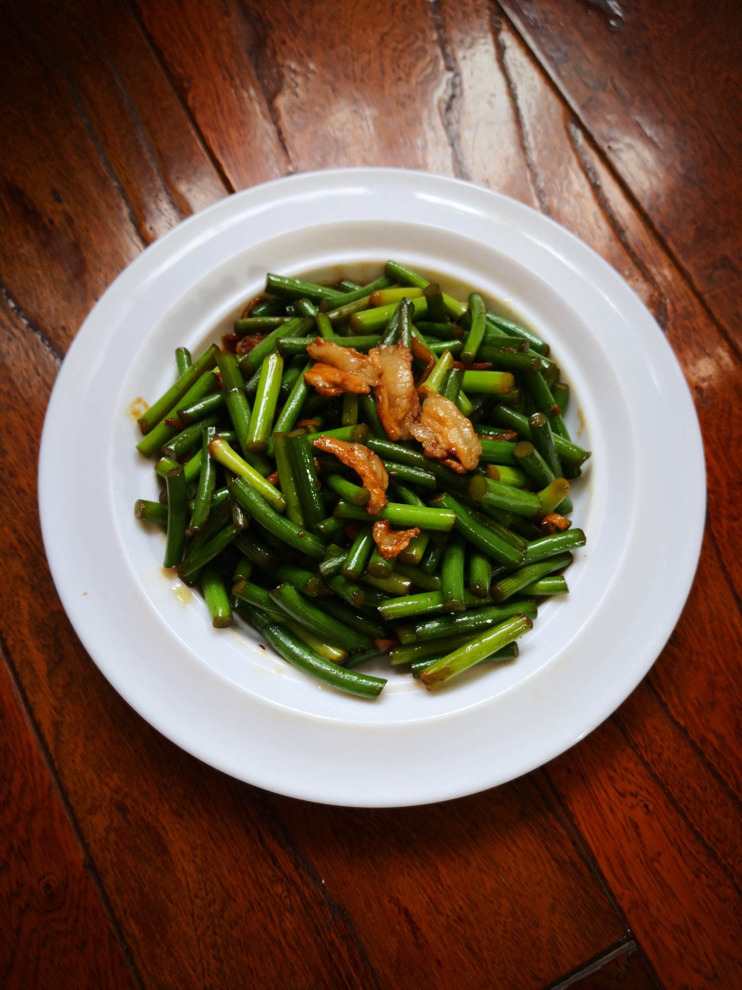 排骨肉炒蒜苔的做法-家常味炒菜譜-易網健康養生網 排骨肉炒蒜苔的做法-家常味炒菜譜