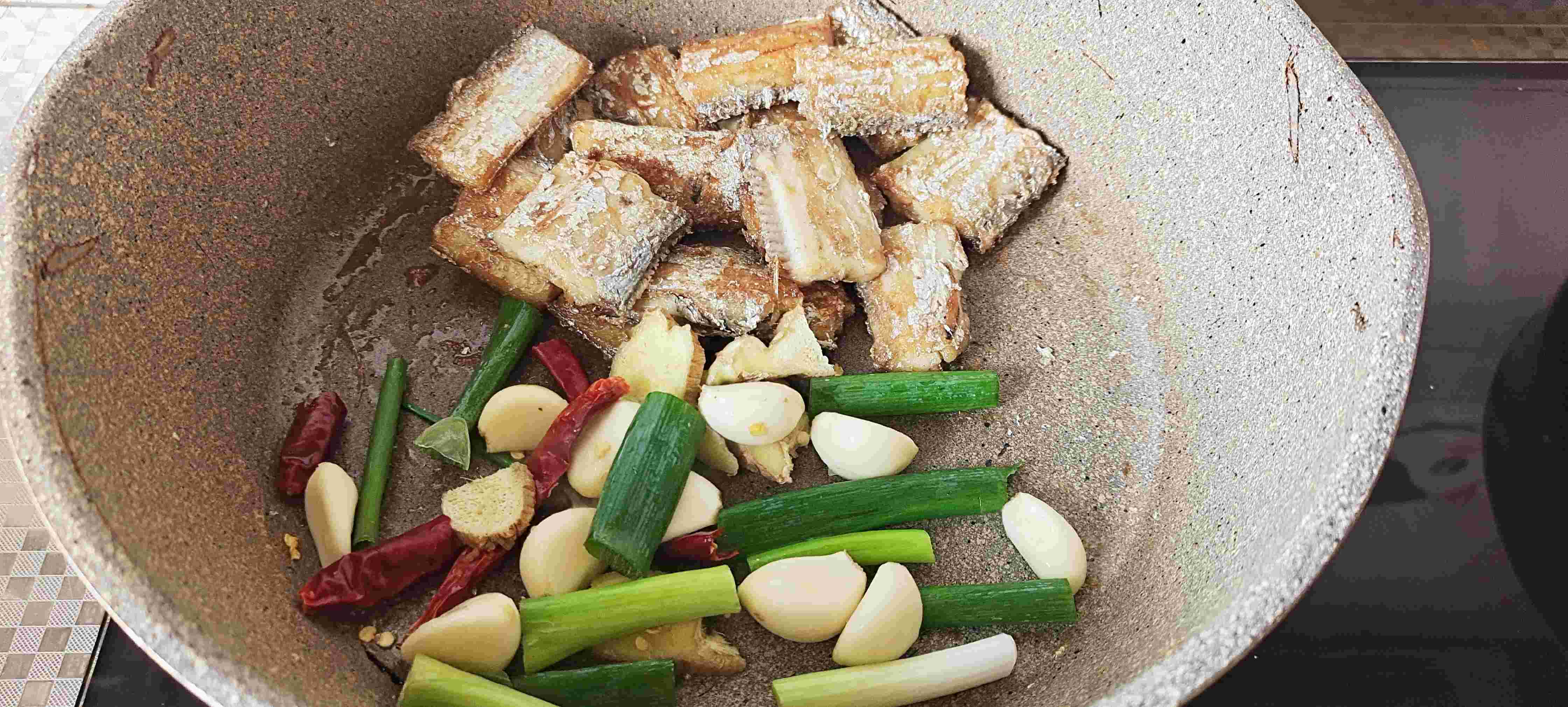 帶魚(yú)好吃的經(jīng)典做法…糖醋帶魚(yú)的做法-酸甜味燒菜譜