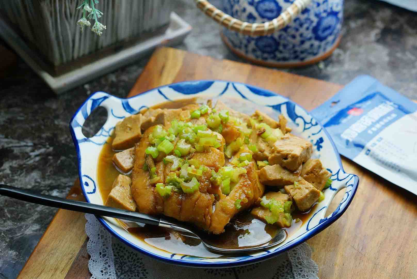 豆腐燜青魚的做法-家常味燒菜譜-易網(wǎng)健康養(yǎng)生網(wǎng) 豆腐燜青魚的做法-家常味燒菜譜