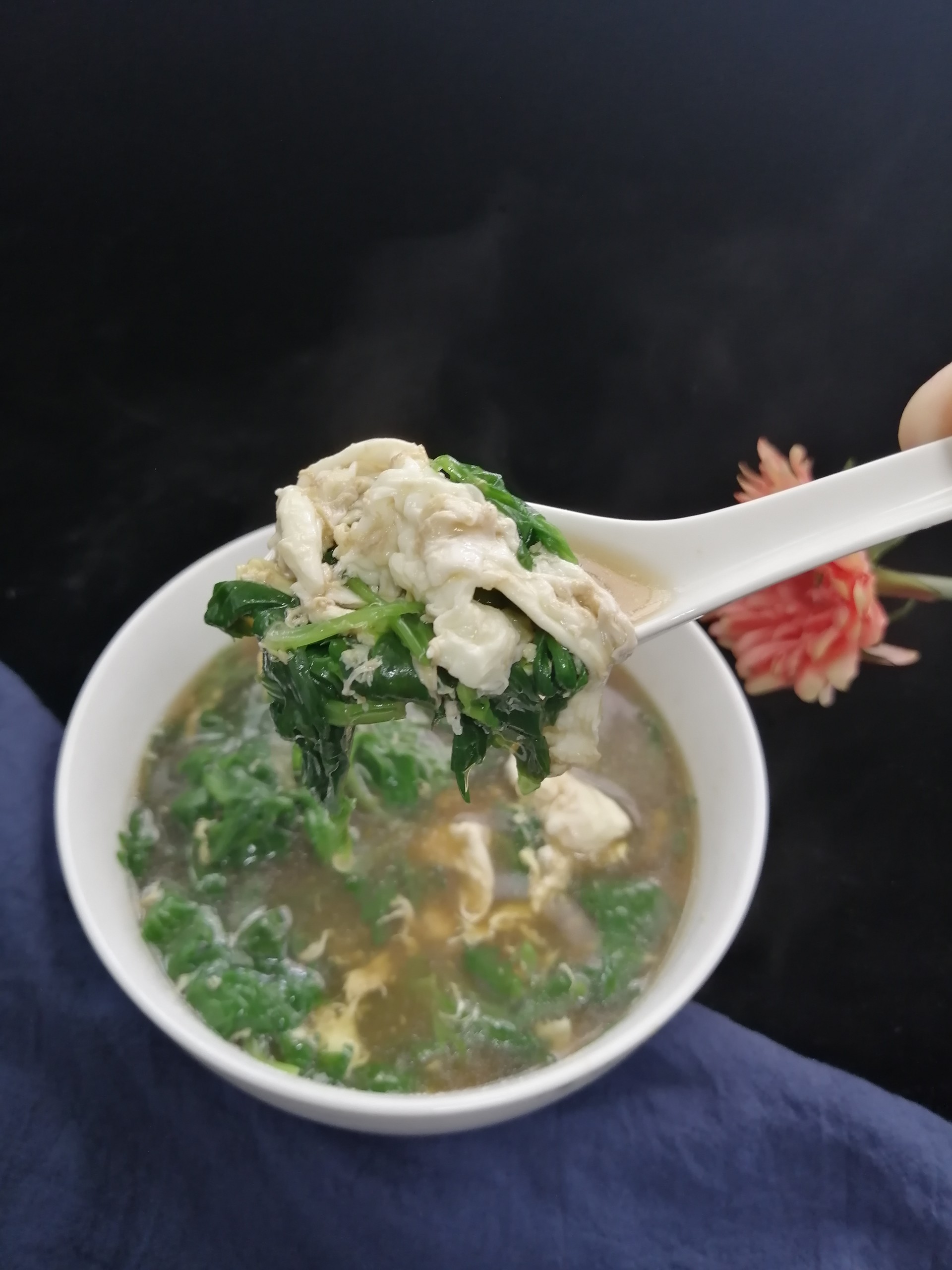 芹菜葉不要丟棄加它變身美味湯的做法-家常味煮菜譜-易網健康養生網 芹菜葉不要丟棄加它變身美味湯的做法-家常味煮菜譜