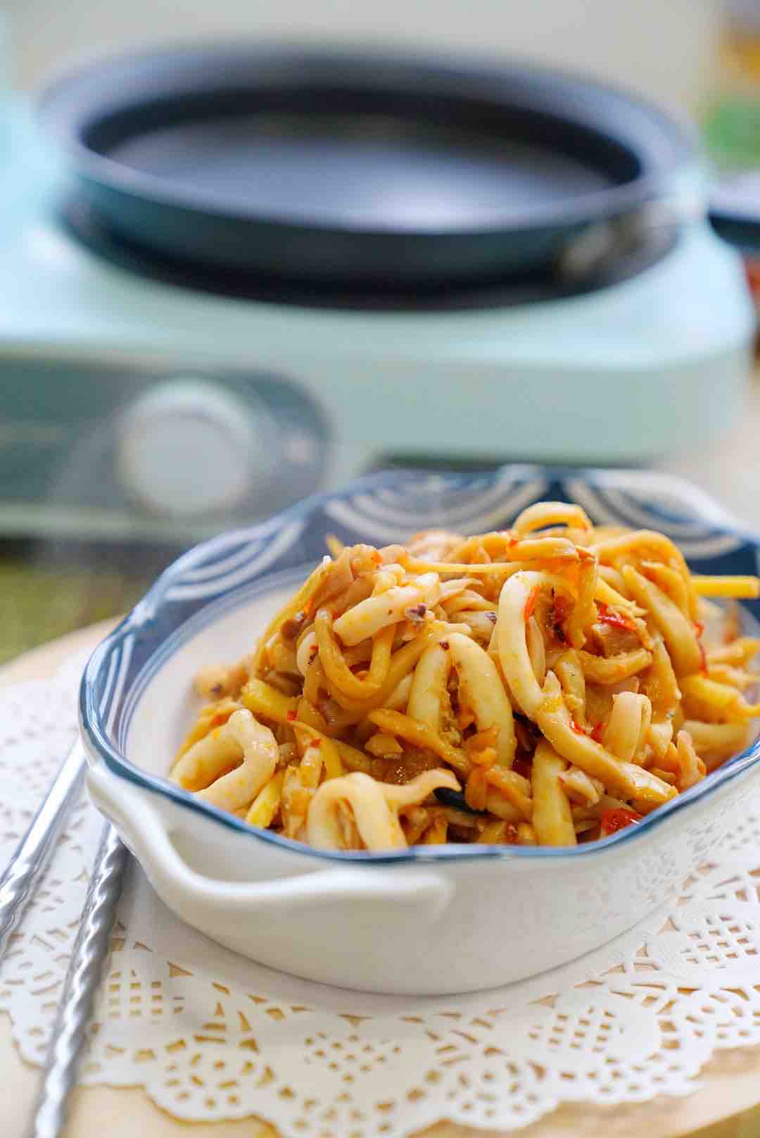 菇絲魷魚圈的做法-香辣味炒菜譜-易網健康養生網 菇絲魷魚圈的做法-香辣味炒菜譜