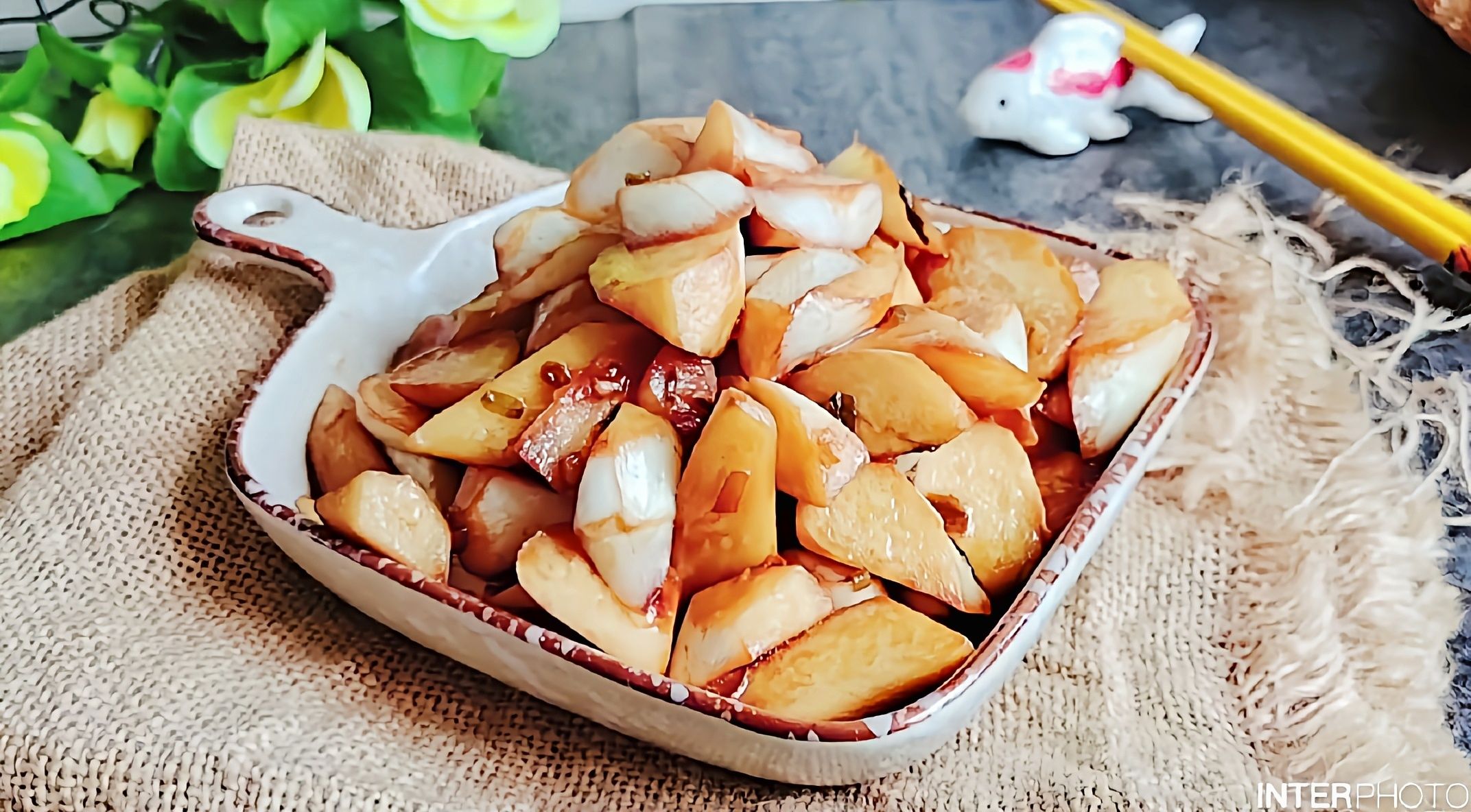 秋冬補虛健體…油燜茭白的做法-咸鮮味燜菜譜-易網健康養生網 秋冬補虛健體…油燜茭白的做法-咸鮮味燜菜譜