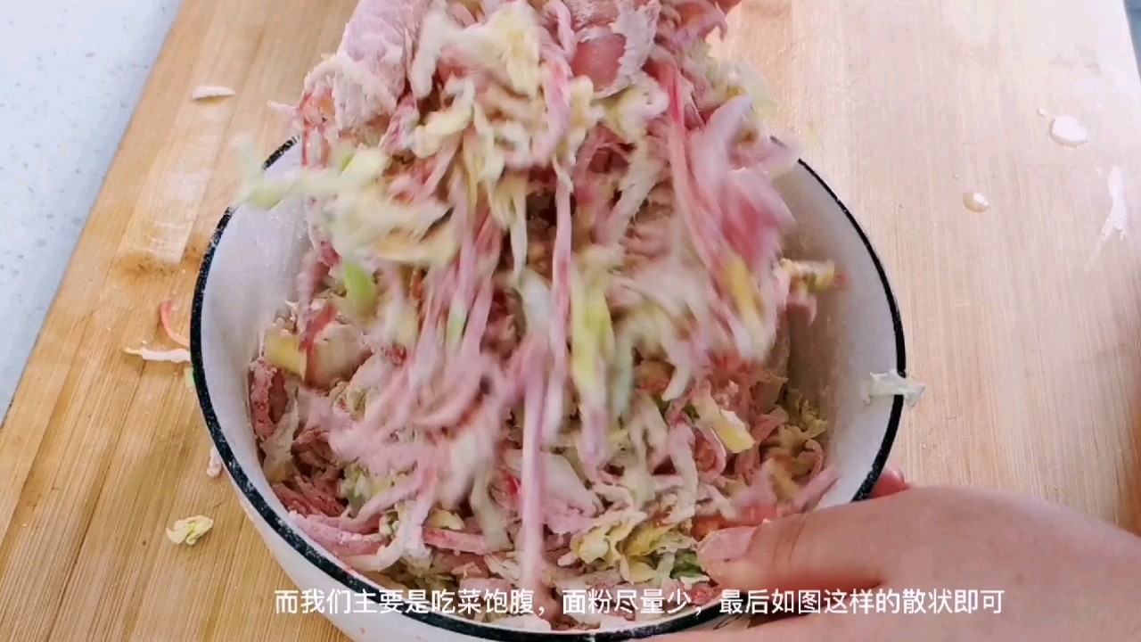 紅蘿卜和娃娃菜，加點(diǎn)面粉抓一抓，可以當(dāng)主食的“家常麥飯”的做法-家常味蒸菜譜