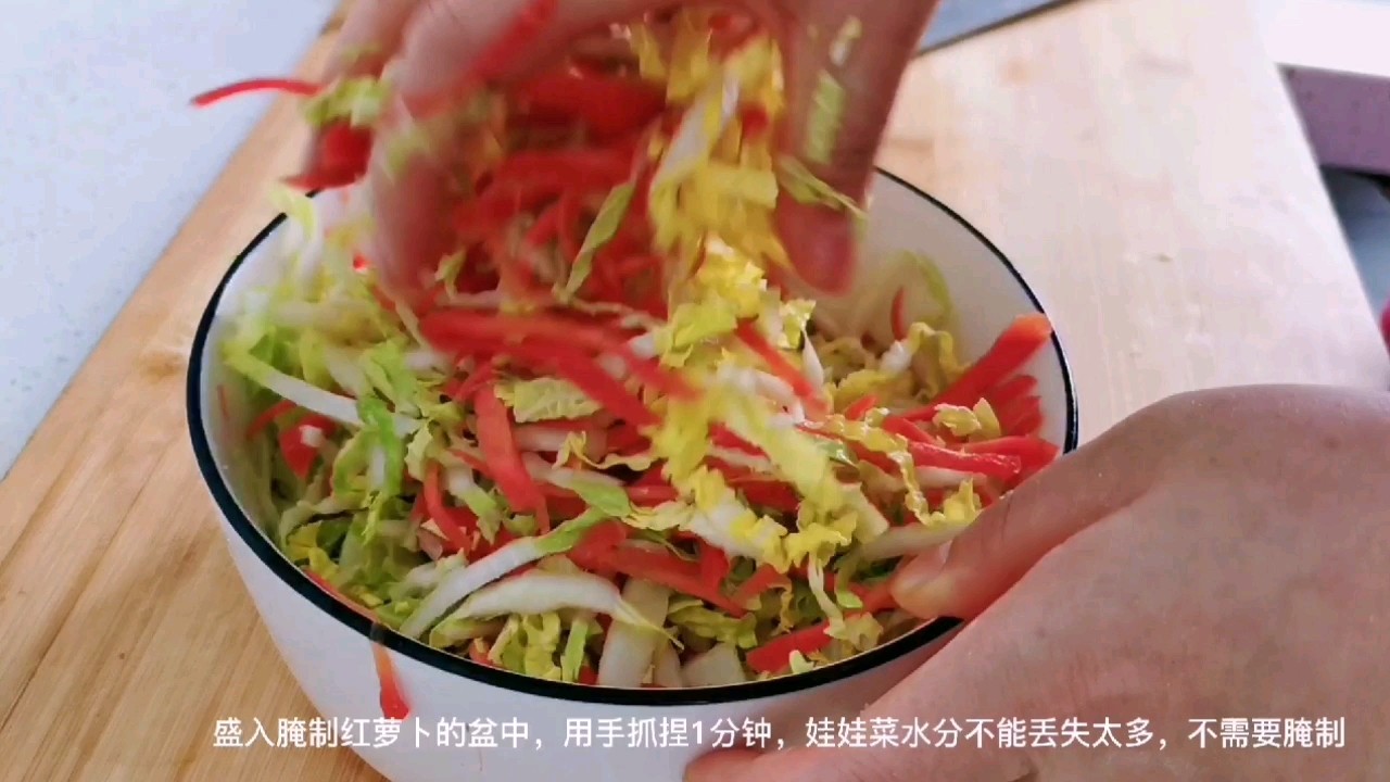 紅蘿卜和娃娃菜，加點(diǎn)面粉抓一抓，可以當(dāng)主食的“家常麥飯”的做法-家常味蒸菜譜