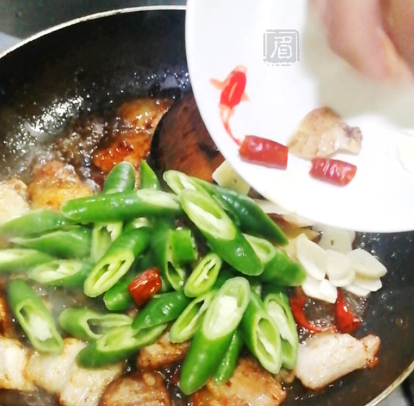 杭椒回鍋肉的做法-醬香味炒菜譜