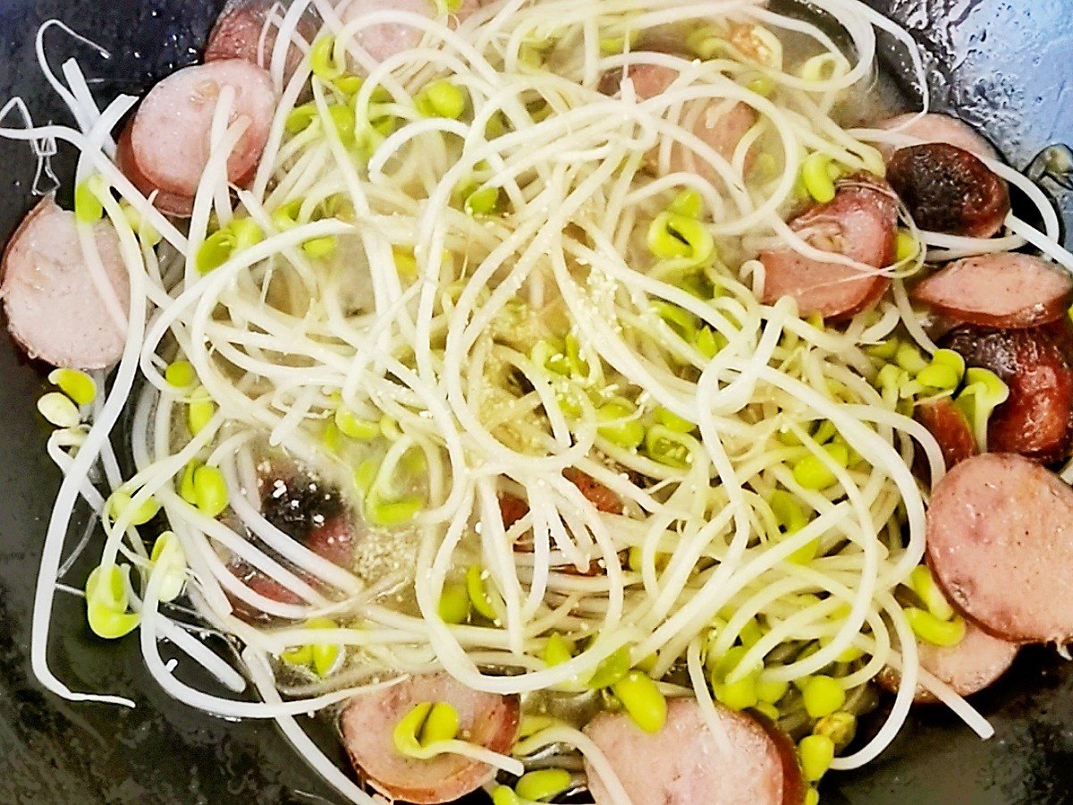 1根香腸1份豆芽隨便1炒，簡單美味又下飯的做法-咸鮮味炒菜譜