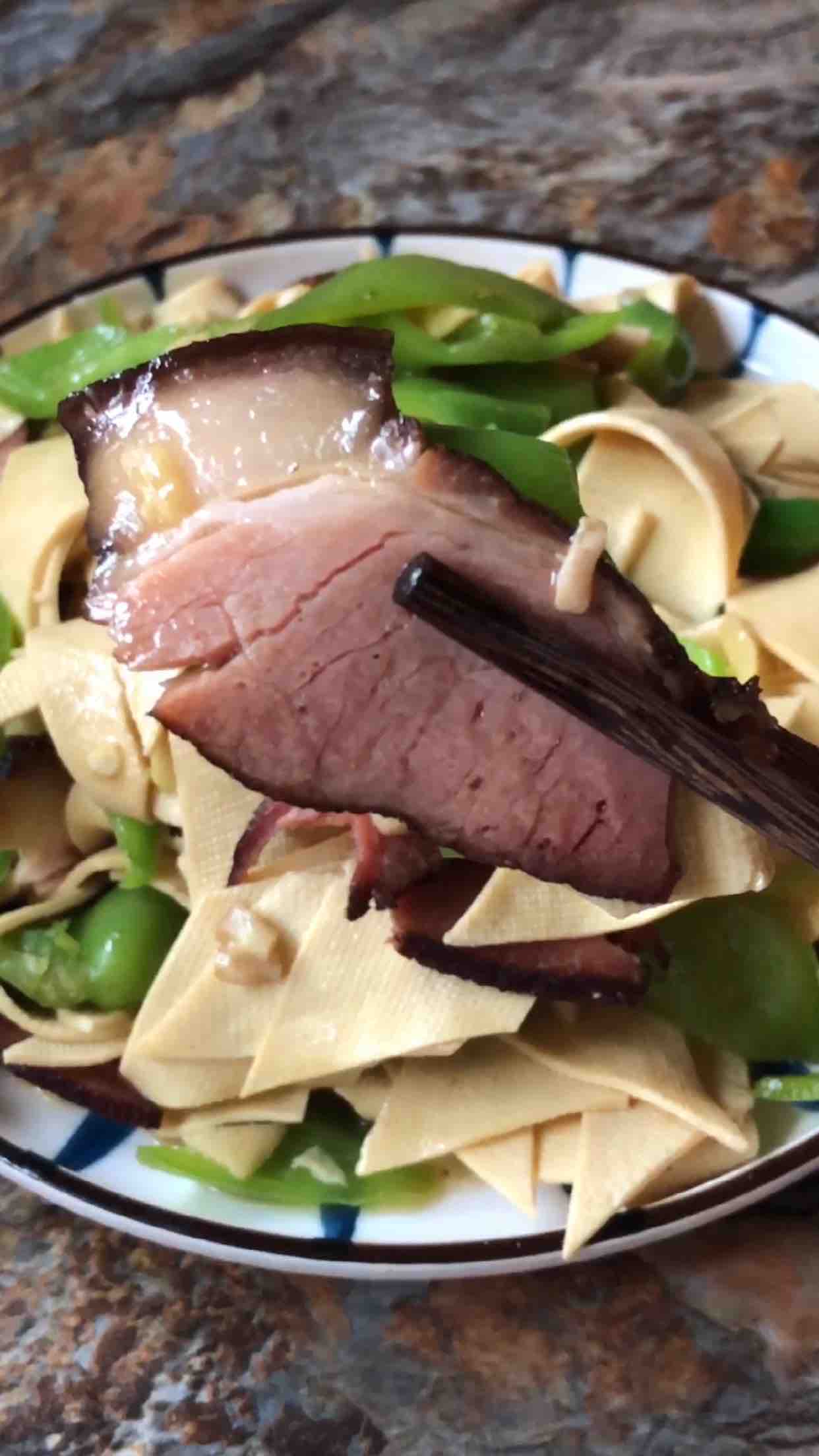 老臘肉豆皮的做法-家常味炒菜譜-易網(wǎng)健康養(yǎng)生網(wǎng) 老臘肉豆皮的做法-家常味炒菜譜