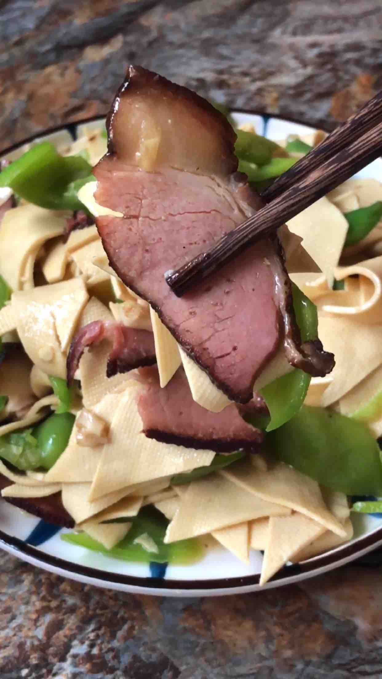 老臘肉豆皮的做法-家常味炒菜譜-易網(wǎng)健康養(yǎng)生網(wǎng) 老臘肉豆皮的做法-家常味炒菜譜