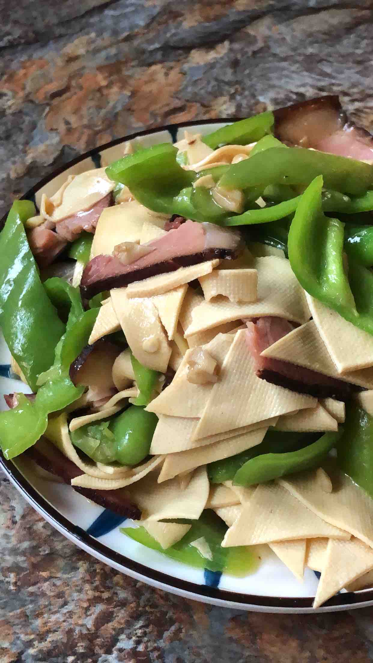 老臘肉豆皮的做法-家常味炒菜譜-易網(wǎng)健康養(yǎng)生網(wǎng) 老臘肉豆皮的做法-家常味炒菜譜
