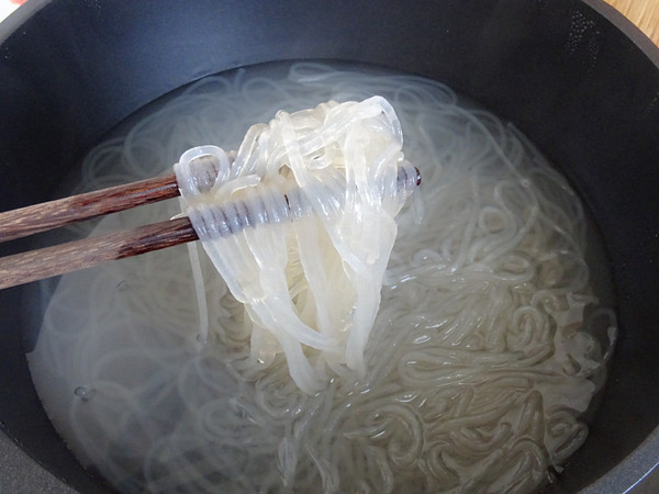 西蘭花拌紅薯粉的做法-香辣味拌菜譜-易網<a href=http://www.jjkd2019.cn/ target=_blank class=infotextkey>健康養生</a>網 西蘭花拌紅薯粉的做法-香辣味拌菜譜