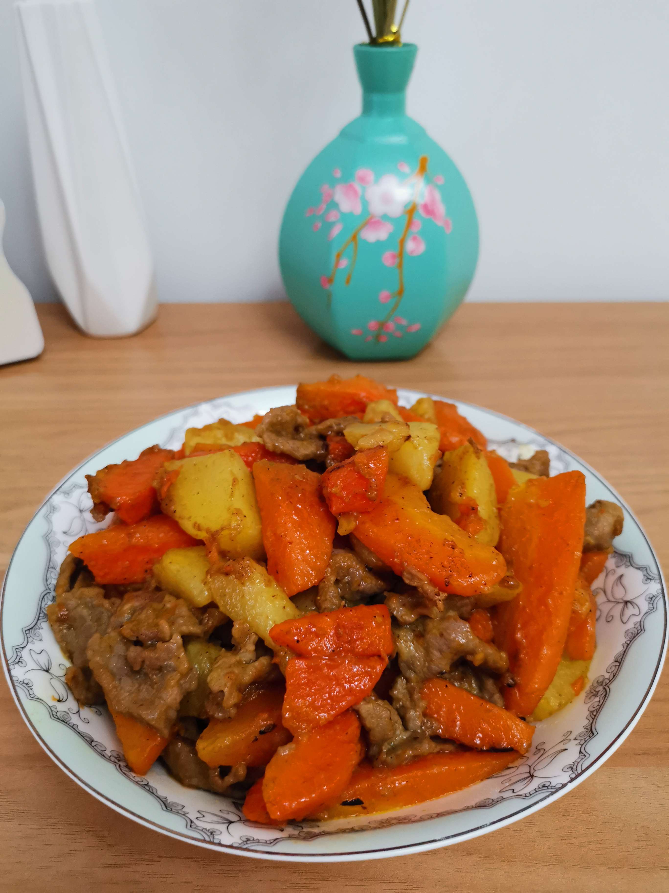 咖喱胡蘿卜炒牛肉的做法-咖喱味炒菜譜-易網健康養生網 咖喱胡蘿卜炒牛肉的做法-咖喱味炒菜譜