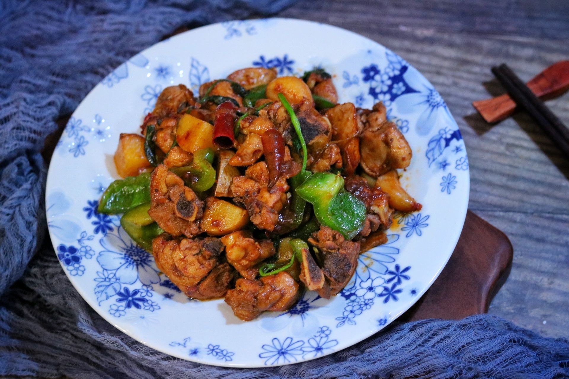 麻辣土豆雞的做法-香辣味炒菜譜-易網(wǎng)健康養(yǎng)生網(wǎng) 麻辣土豆雞的做法-香辣味炒菜譜