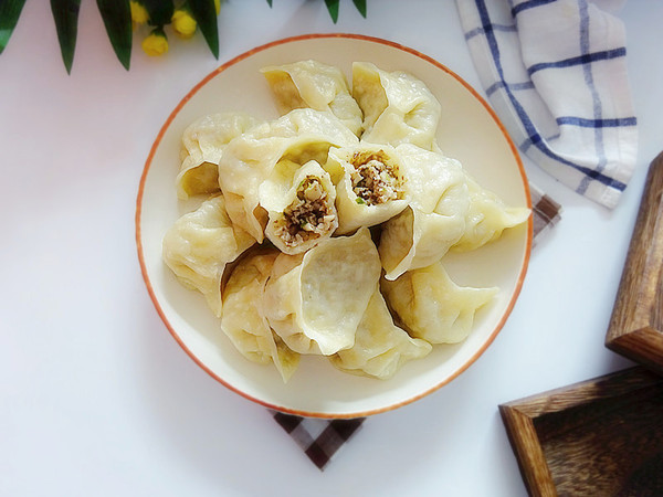 一口就讓食欲大開的香菇豬肉蒸餃的做法-咸鮮味蒸菜譜-易網(wǎng)健康養(yǎng)生網(wǎng) 一口就讓食欲大開的香菇豬肉蒸餃的做法-咸鮮味蒸菜譜