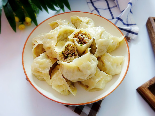一口就讓食欲大開的香菇豬肉蒸餃的做法-咸鮮味蒸菜譜-易網(wǎng)健康養(yǎng)生網(wǎng) 一口就讓食欲大開的香菇豬肉蒸餃的做法-咸鮮味蒸菜譜