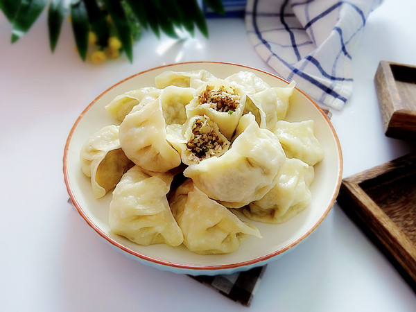 一口就讓食欲大開的香菇豬肉蒸餃的做法-咸鮮味蒸菜譜-易網(wǎng)健康養(yǎng)生網(wǎng) 一口就讓食欲大開的香菇豬肉蒸餃的做法-咸鮮味蒸菜譜