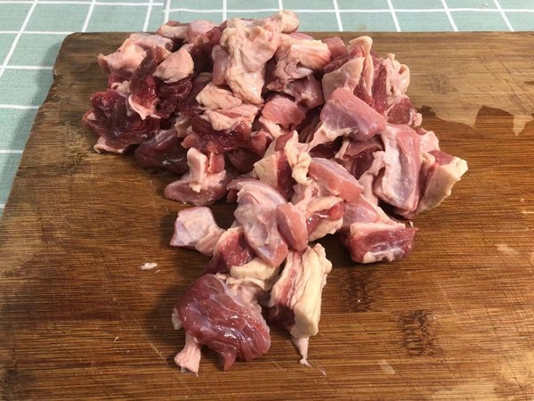 小寒進補---牛腩燉蘿卜的做法-醬香味燉菜譜-易網<a href=http://www.jjkd2019.cn/ target=_blank class=infotextkey>健康養生</a>網 小寒進補---牛腩燉蘿卜的做法-醬香味燉菜譜