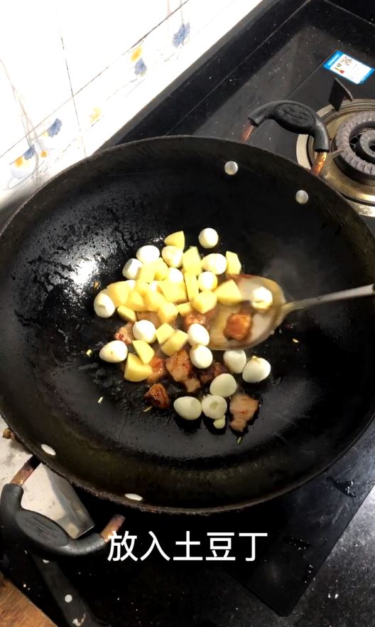 鵪鶉蛋與土豆碰撞的感覺的做法-醬香味燒菜譜-易網健康養生網 鵪鶉蛋與土豆碰撞的感覺的做法-醬香味燒菜譜