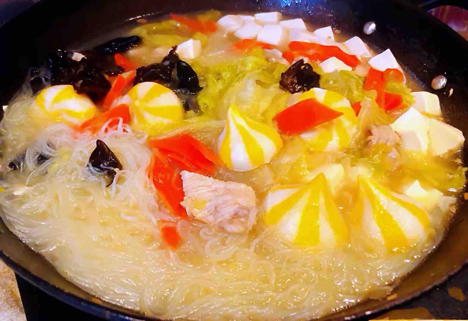豬肉白菜海膽丸豆腐粉絲湯的做法-咸鮮味煮菜譜