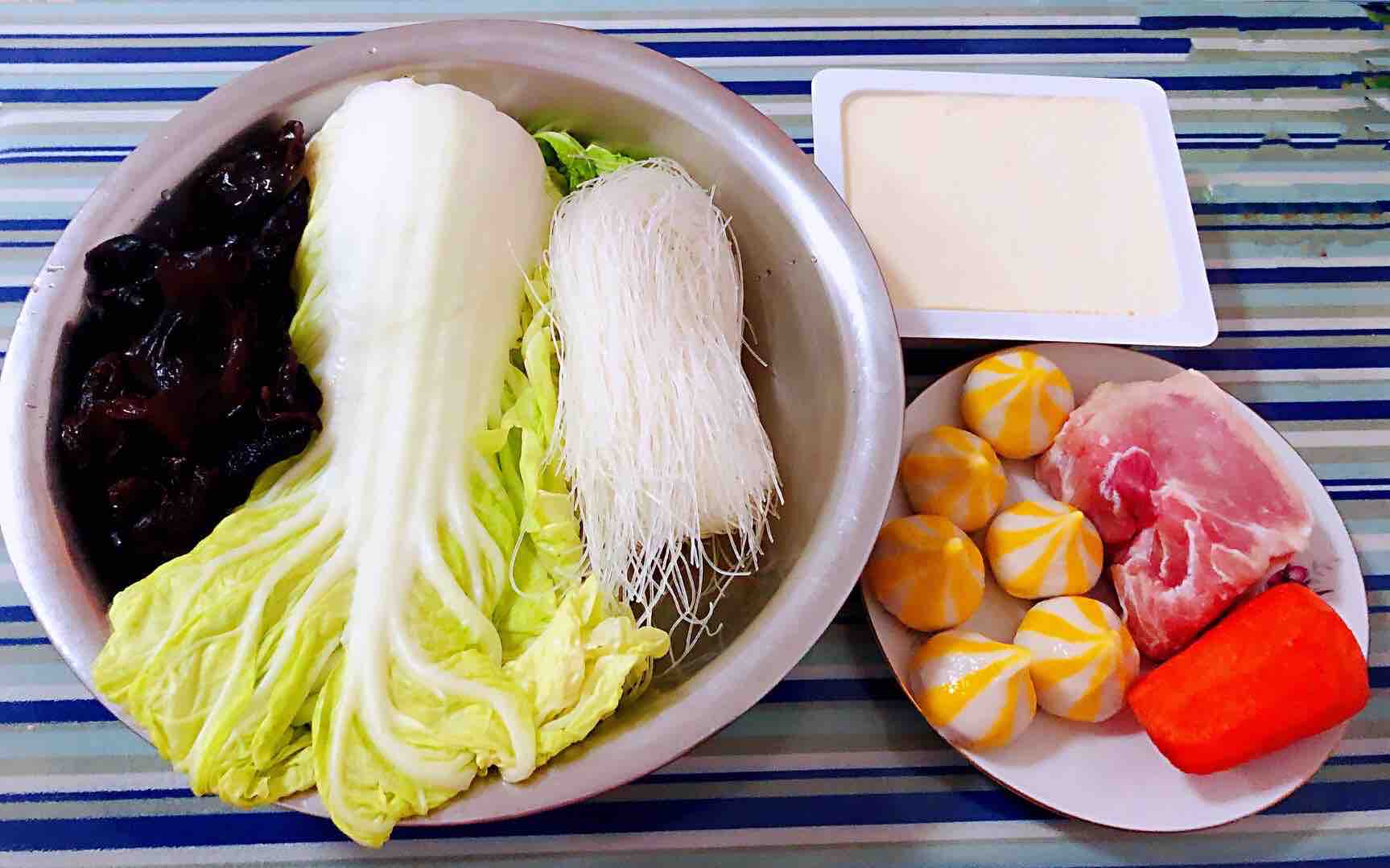 豬肉白菜海膽丸豆腐粉絲湯的做法-咸鮮味煮菜譜