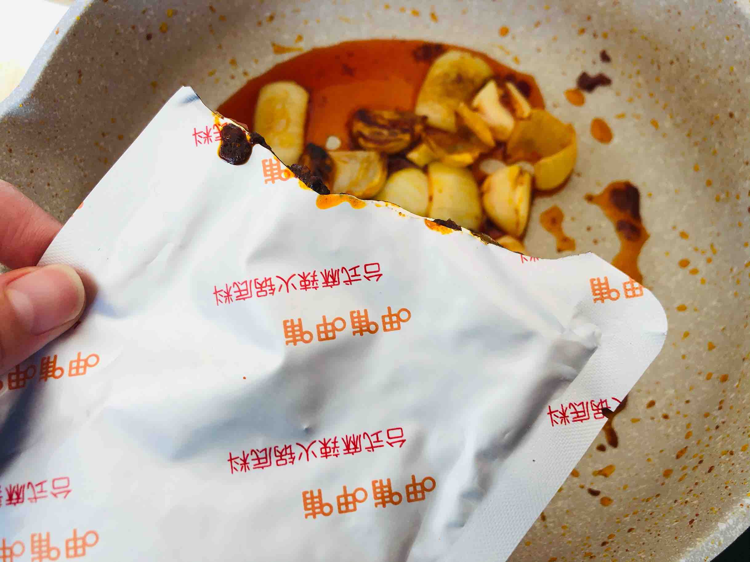 火鍋雞的家常做法，香辣過癮簡單易做，配米飯?zhí)嘛埨驳淖龇?香辣味燒菜譜