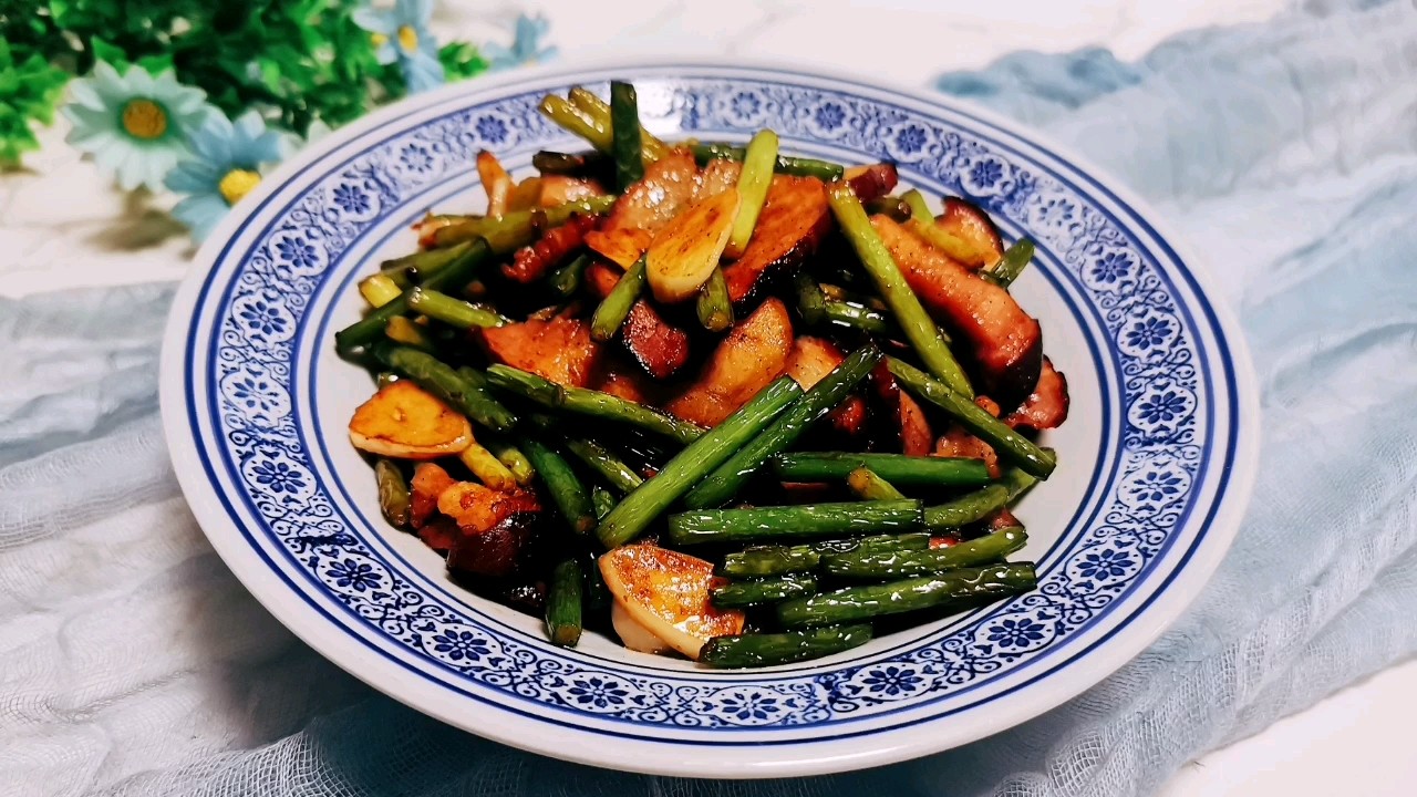 年夜飯必不可少的硬菜：蒜苔炒臘肉的做法-咸鮮味炒菜譜