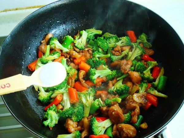 西蘭花炒雞的做法-咸鮮味炒菜譜-易網(wǎng)健康養(yǎng)生網(wǎng) 西蘭花炒雞的做法-咸鮮味炒菜譜