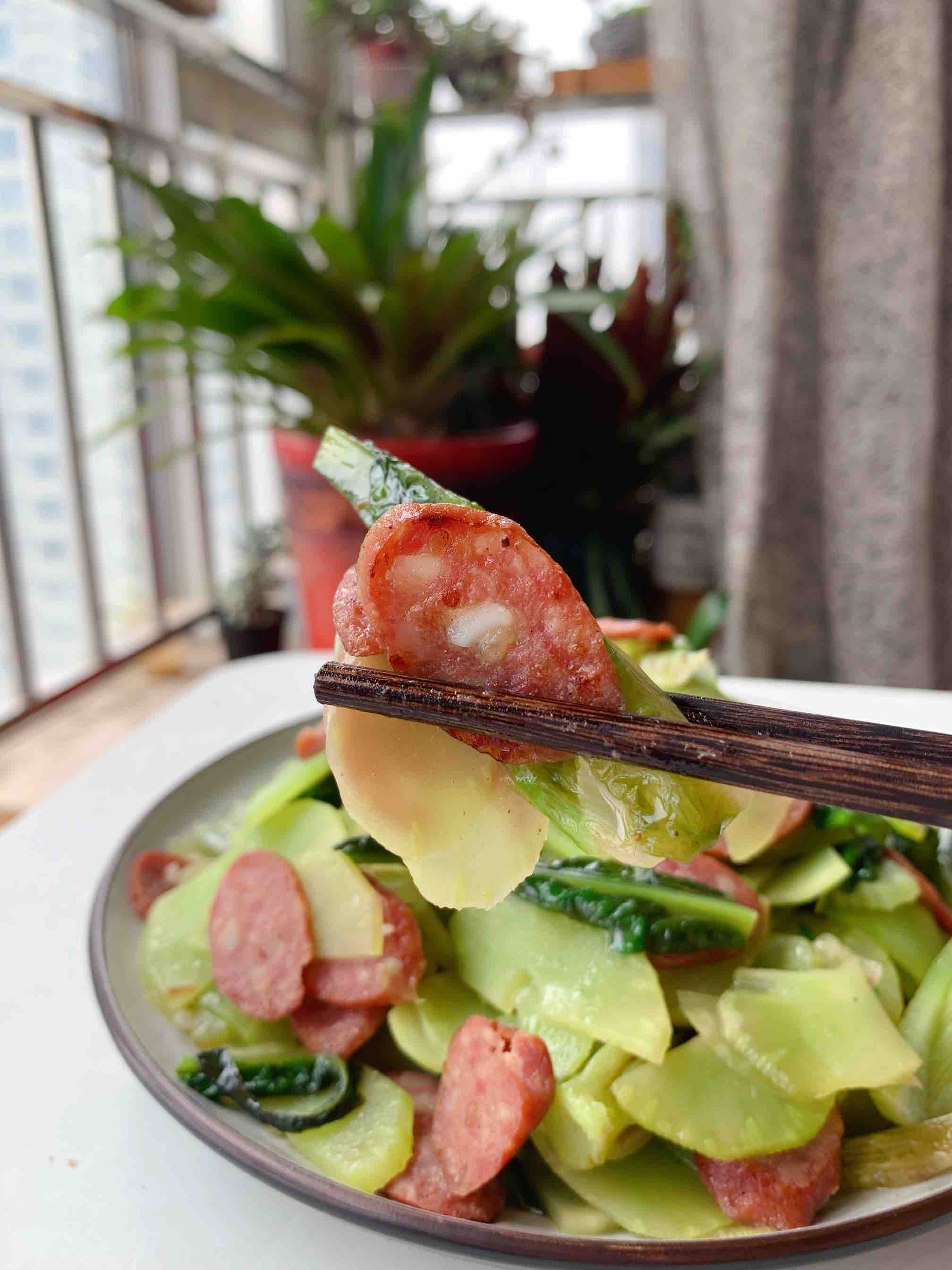 十分鐘就上桌的家常小菜。清脆爽口,萵苣炒香腸的做法-家常味炒菜譜-易網(wǎng)健康養(yǎng)生網(wǎng) 十分鐘就上桌的家常小菜。清脆爽口,萵苣炒香腸的做法-家常味炒菜譜