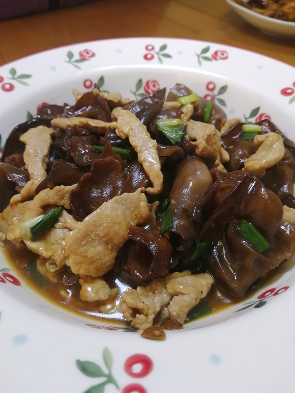 簡(jiǎn)簡(jiǎn)單單也不失美味~~木耳炒肉絲的做法-家常味炒菜譜-易網(wǎng)健康養(yǎng)生網(wǎng) 簡(jiǎn)簡(jiǎn)單單也不失美味~~木耳炒肉絲的做法-家常味炒菜譜