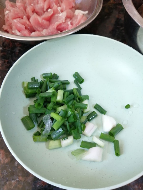簡(jiǎn)簡(jiǎn)單單也不失美味~~木耳炒肉絲的做法-家常味炒菜譜