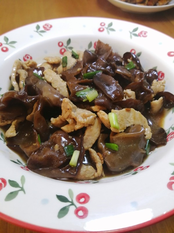 簡(jiǎn)簡(jiǎn)單單也不失美味~~木耳炒肉絲的做法-家常味炒菜譜