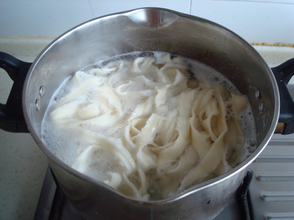 香菇羊肉拌皮帶面的做法-家常味炒菜譜-易網健康養生網 香菇羊肉拌皮帶面的做法-家常味炒菜譜