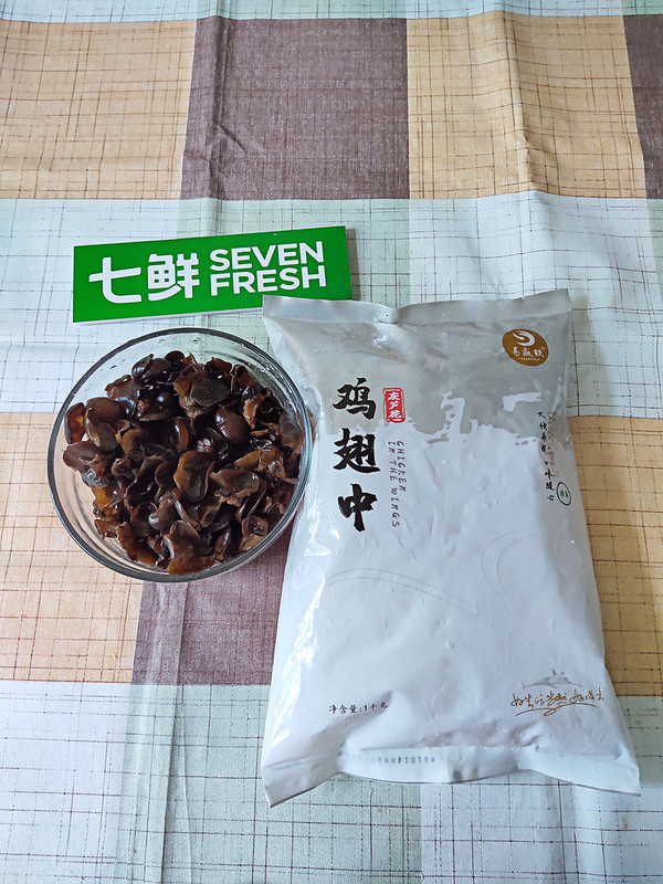 木耳蒸雞翅的做法-咸鮮味蒸菜譜-易網<a href=http://www.jjkd2019.cn/ target=_blank class=infotextkey>健康養生</a>網 木耳蒸雞翅的做法-咸鮮味蒸菜譜