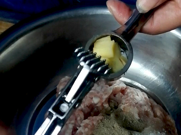 自制兩種火鍋肉丸，真材實料看得見！的做法-咸鮮味煮菜譜