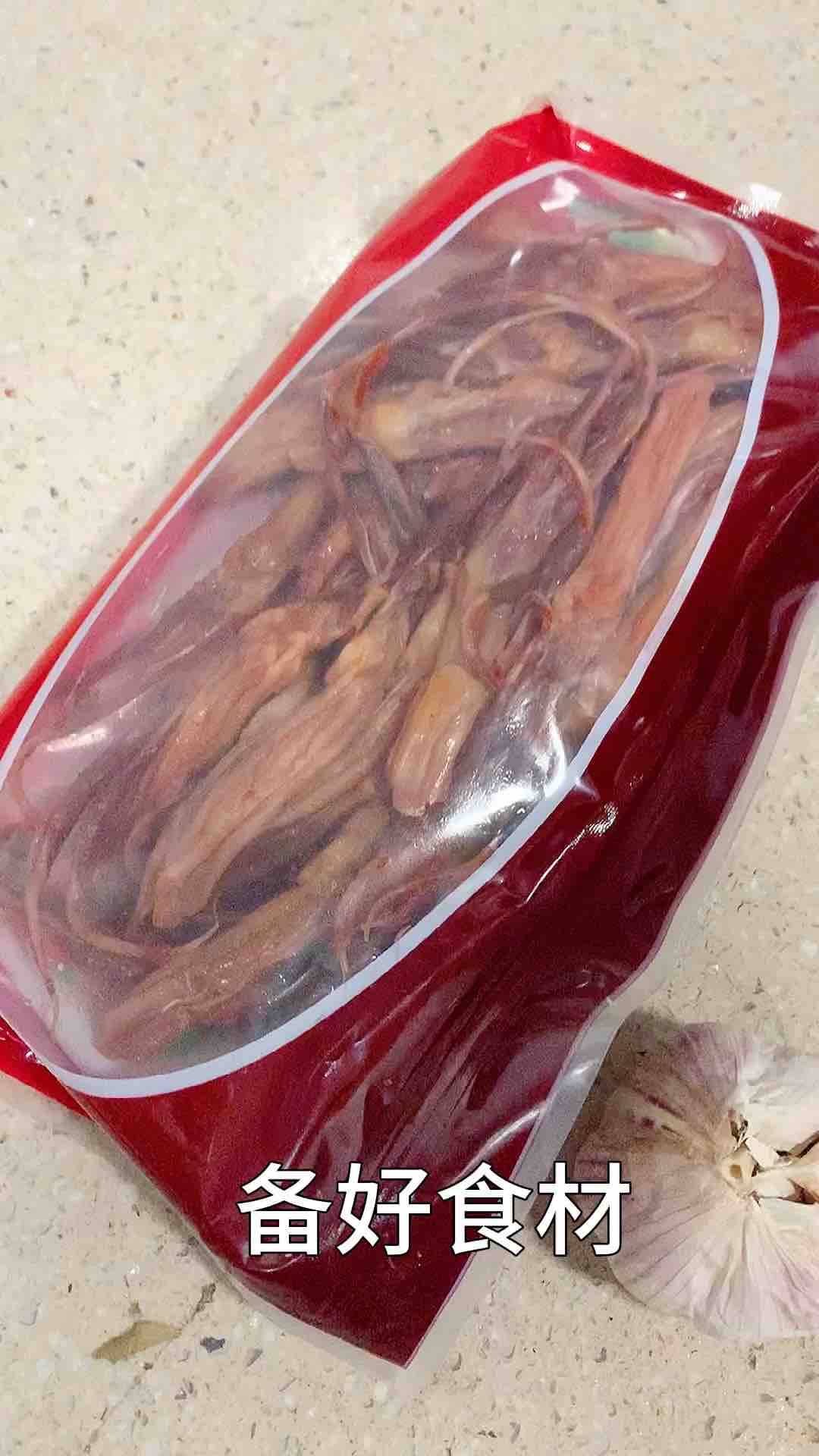 按孩子的要求，來個全新的鴨舌小吃的做法-家常味燒菜譜