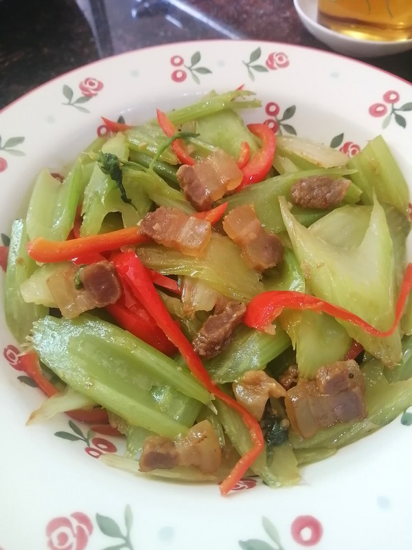 簡簡單單也不失美味~~臘肉炒西芹的做法-家常味炒菜譜-易網健康養生網 簡簡單單也不失美味~~臘肉炒西芹的做法-家常味炒菜譜
