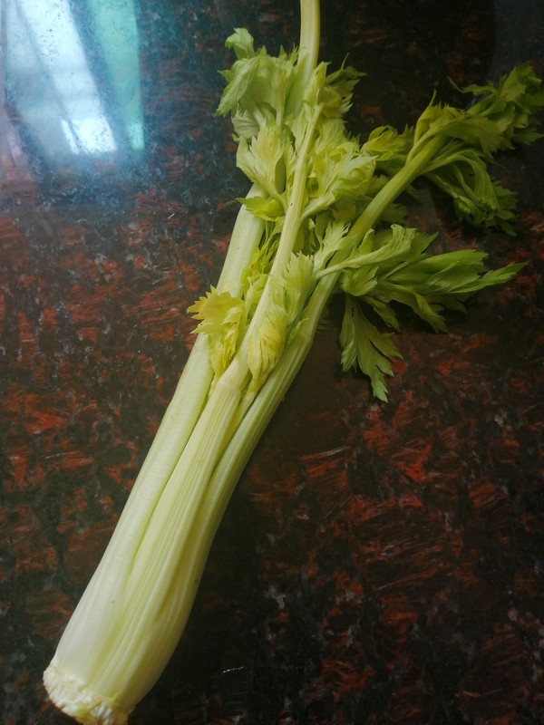 簡簡單單也不失美味~~臘肉炒西芹的做法-家常味炒菜譜