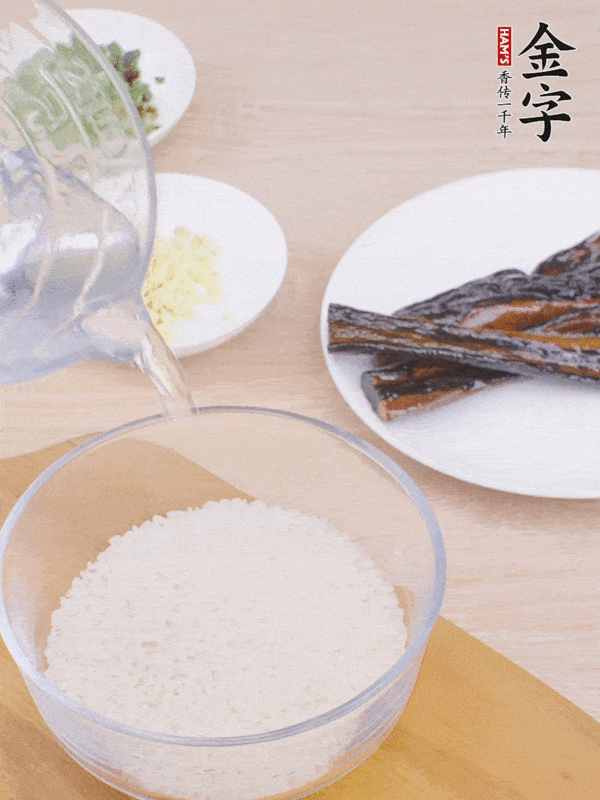 醬油肉蔥姜煲仔飯的做法-家常味煲菜譜-易網<a href=http://www.jjkd2019.cn/ target=_blank class=infotextkey>健康養生</a>網 醬油肉蔥姜煲仔飯的做法-家常味煲菜譜