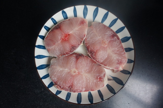 清蒸青魚的做法-家常味蒸菜譜-易網(wǎng)<a href=http://www.jjkd2019.cn/ target=_blank class=infotextkey>健康養(yǎng)生</a>網(wǎng) 清蒸青魚的做法-家常味蒸菜譜