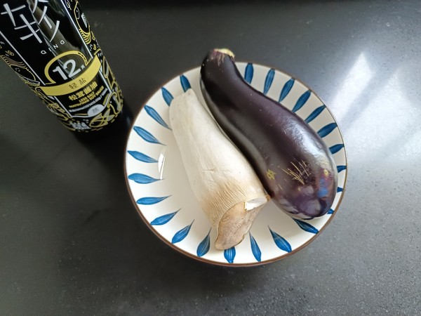 茄子夾杏鮑菇的做法-家常味蒸菜譜-易網<a href=http://www.jjkd2019.cn/ target=_blank class=infotextkey>健康養生</a>網 茄子夾杏鮑菇的做法-家常味蒸菜譜