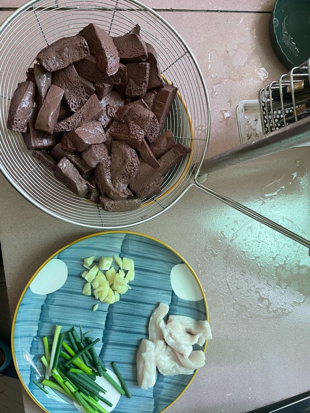 炒豬血的做法-咸鮮味炒菜譜-易網<a href=http://www.jjkd2019.cn/ target=_blank class=infotextkey>健康養生</a>網 炒豬血的做法-咸鮮味炒菜譜
