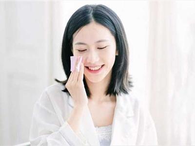 為什么說肌膚問題多靠保濕保養(yǎng)，如何給皮膚補水最關鍵
