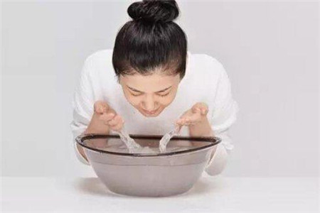 常用鹽水洗臉有什么好處 這4個(gè)好處了解一下-易網(wǎng)<a href=http://www.jjkd2019.cn/ target=_blank class=infotextkey>健康養(yǎng)生</a>網(wǎng) 常用鹽水洗臉有什么好處 這4個(gè)好處了解一下